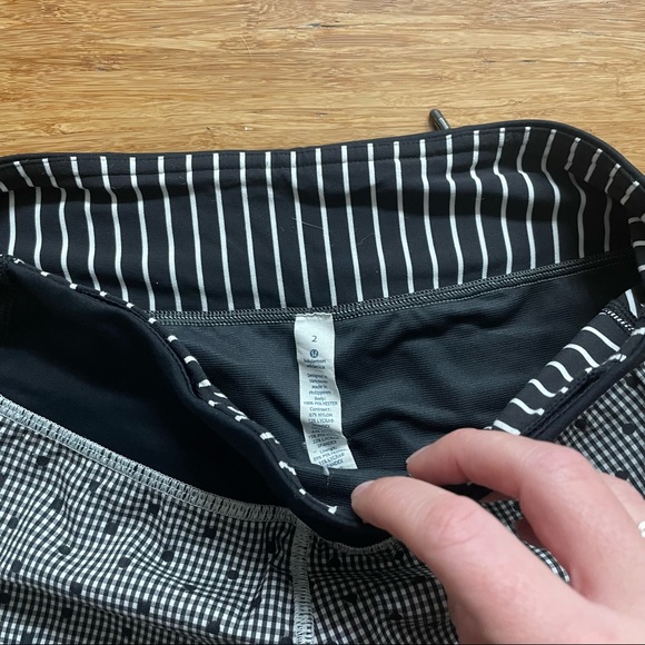 Lululemon Size 2 Shorts - Picture 2 of 3